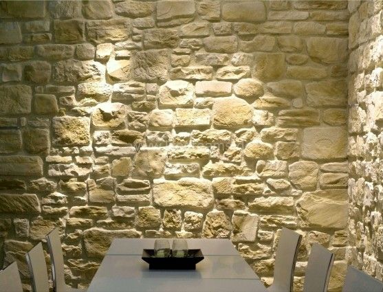 Mediterrane mauerabdeckungen aus ton mit südlichem flair Mediterranes wohnzimmer mit steinwand