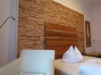 holzpaneele-for-rest-cuts-eiche-hotelzimmer-1