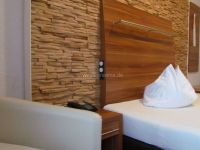 holzpaneele-for-rest-cuts-eiche-hotelzimmer-2